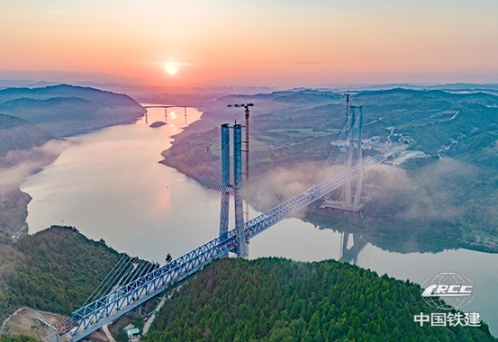 2025年8月18日,湖北十堰,中鐵十一局承建的西十高鐵漢江特大橋建設(shè)現(xiàn)場(chǎng)。古建敖 攝 (3).jpg